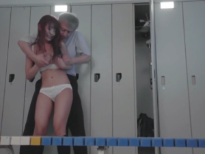 Video sex lén quay cảnh em học sinh bị thầy hiệu phó già ép địt trong phong thay đồ