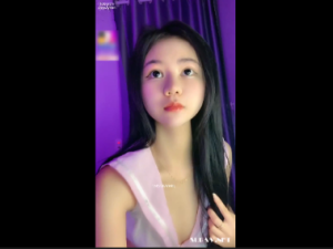 Bé còn trinh khoe thân hình cực nuột